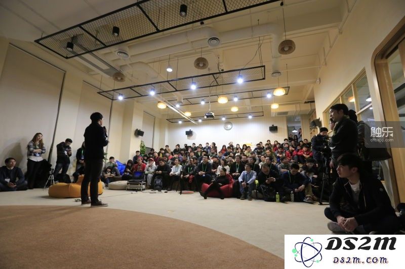 在2楼的主会场,王信文正在进行开场演说
