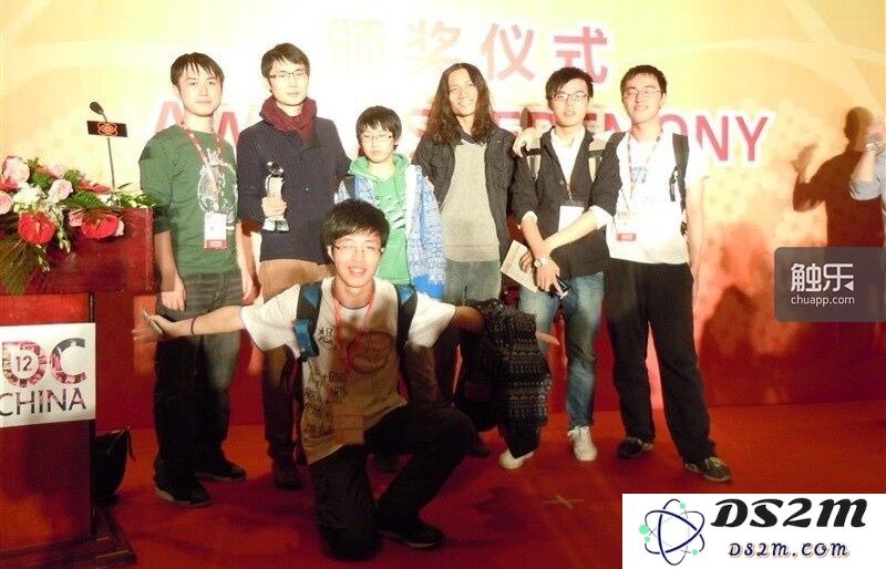2012年,砍砍(后排左三)在上海参加独立游戏节。人群中间,她年龄最小,个子也最矮