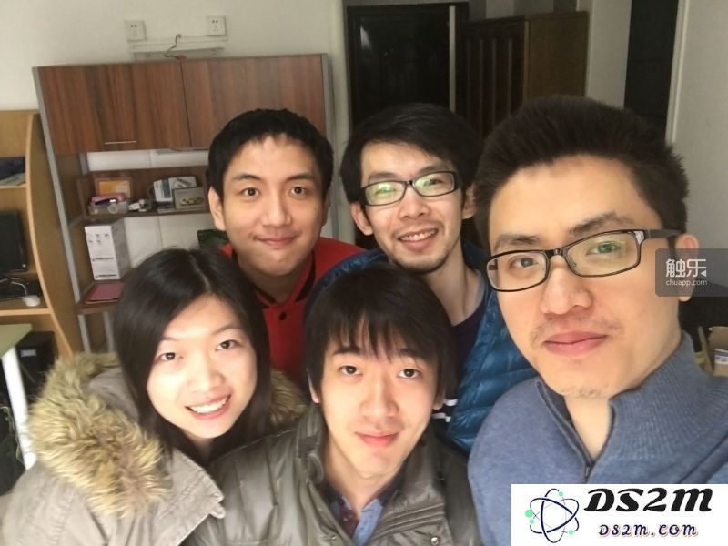 从左至右是任意门团队的sallybear(王妙一)、认真的吉吉、oyy、宇航、小狗。