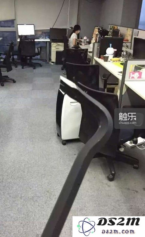 周蔚模仿《半条命》的主角,手持撬棍在办公室的自拍