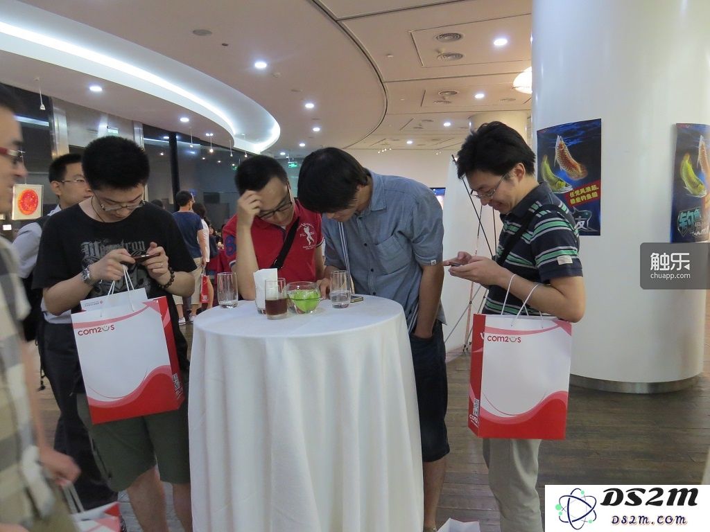 在《钓鱼发烧友》的招待会上来了许多《魔灵召唤》玩家,他们在一起讨论阵容组合