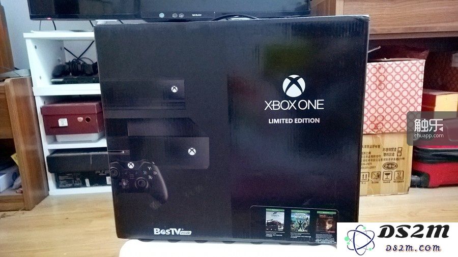 下班回家后,小马打开国行版Xbox One的包装盒,用他的WP手机拍了一组开箱照