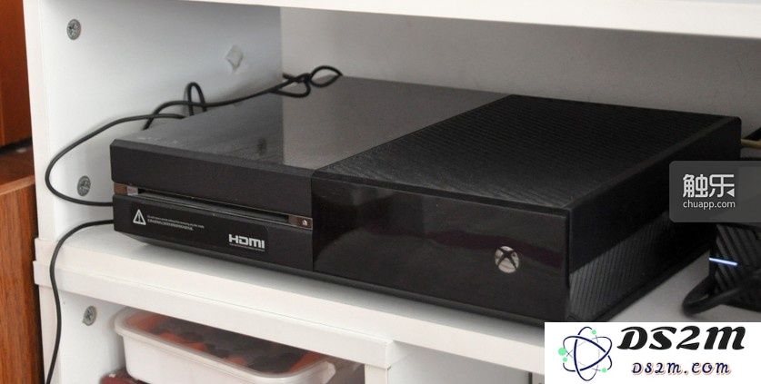 这台国行首发限定版Xbox One是小马家里最贵的电器,4299元,相当于他两个月的房租