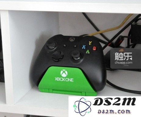 印着“China Day One”字样的Xbox One国行版手柄,拆箱后一直搁在架子上,从未用过