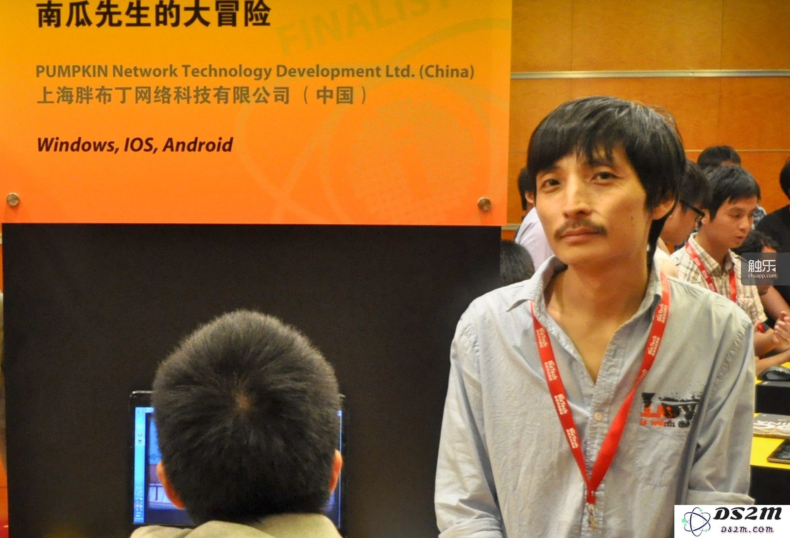 图中右立者即为这个故事的主角——独立游戏开发人棉花