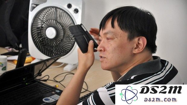 VoiceOver语速很快,张平侧着头,把手机贴近耳边,边听边在屏幕上滑动、点击,频率比普通人高很多