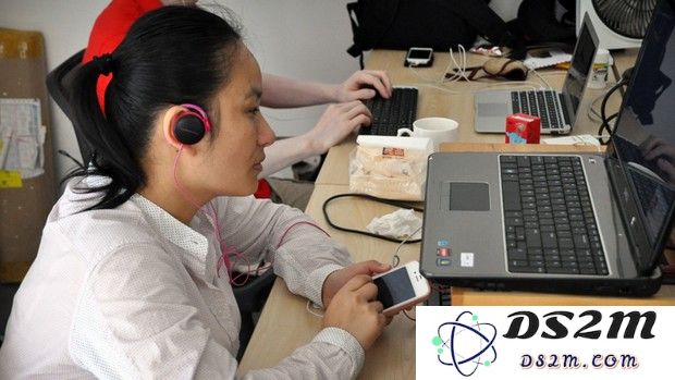 妙艳戴着耳机,在漆黑的手机屏幕上操作。他们习惯把手机屏幕设为关闭,主要是为了保有自己的隐私
