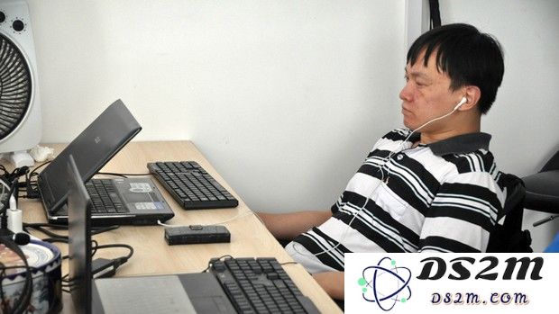 张平与另外三位盲人玩家正在利用业余时间开发文字网游《都市道》,但运营所需资金尚无着落