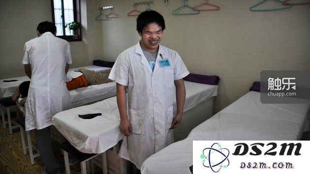 张海彬在一家盲人推拿店工作,每天做五个小时推拿,业余时间,大多花在了他的那台笔记本电脑上