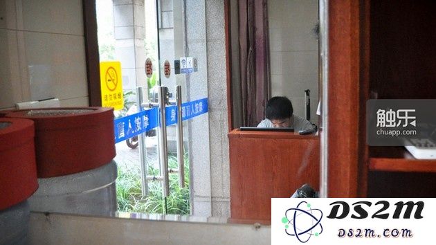去年年初,张海彬白天在医院陪着孩子,晚上回到店里,还要为QQ输入法的事情与别人沟通