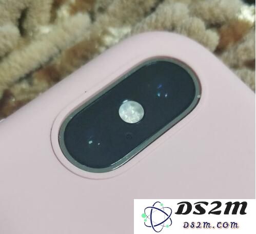 iPhone XS后置摄像头上方的小孔到底有什么用处？了解它的功能与目的