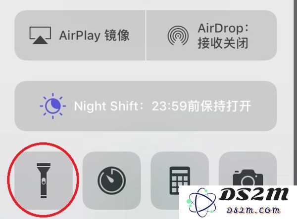 如何快速一键启动iPhone手机手电筒功能，轻松解决黑暗环境问题？