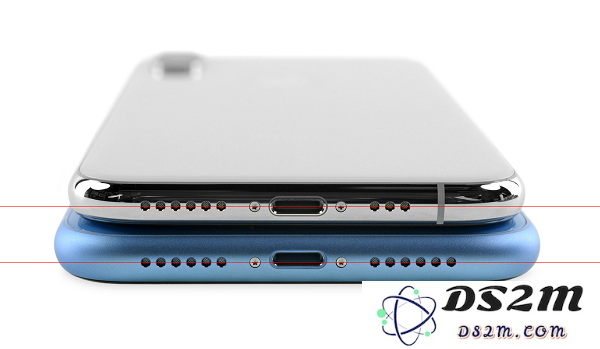 如何处理 iPhone XR 的充电接口与扬声器开孔不在同一水平线上的问题？