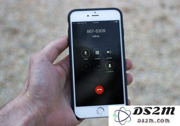 如何在iPhone手机上设置来电时自动朗读来电者的姓名以便于快速识别来电人