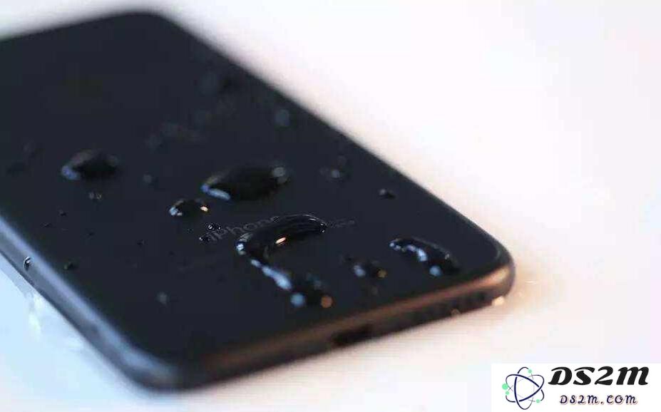 如果你的 iPhone 意外进水后扬声器出现静音或声音不清晰的情况，该如何处理和恢复正常功能