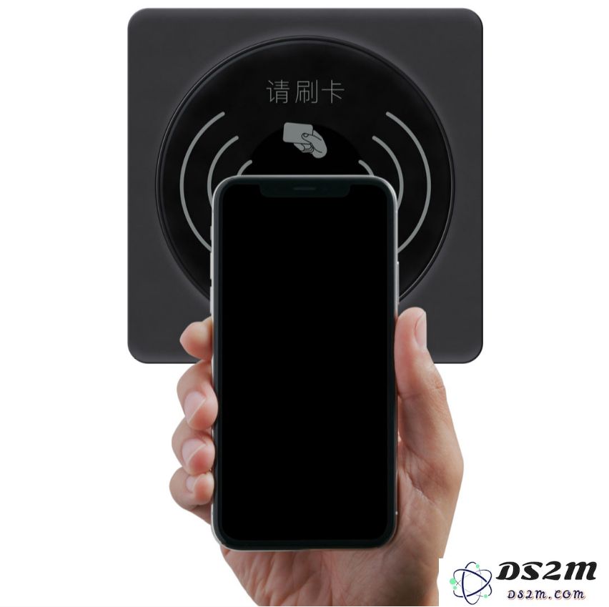 如何在 iPhone 上关闭交通卡使用时提示输入密码的功能？