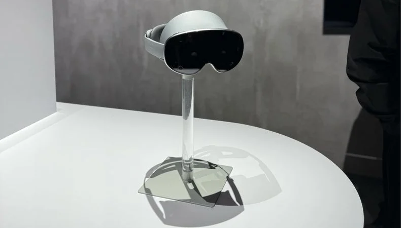 三星预计将在今年发布的虚拟现实头显Project Moohan与Apple Vision Pro的外观设计十分相似，成为市场新竞争对手