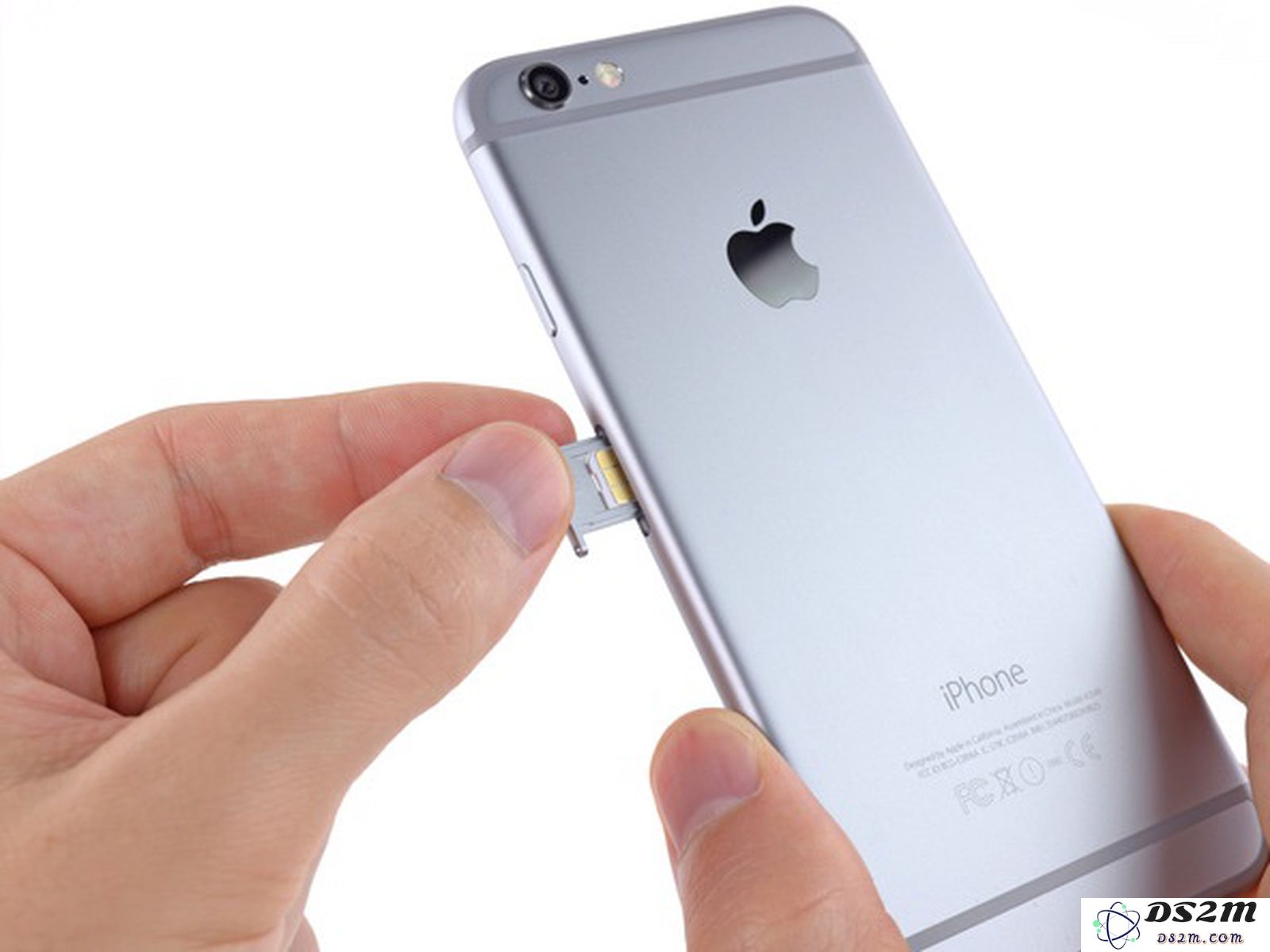如何为 iPhone 或 iPad 更换 SIM 卡？插拔时有哪些注意事项？