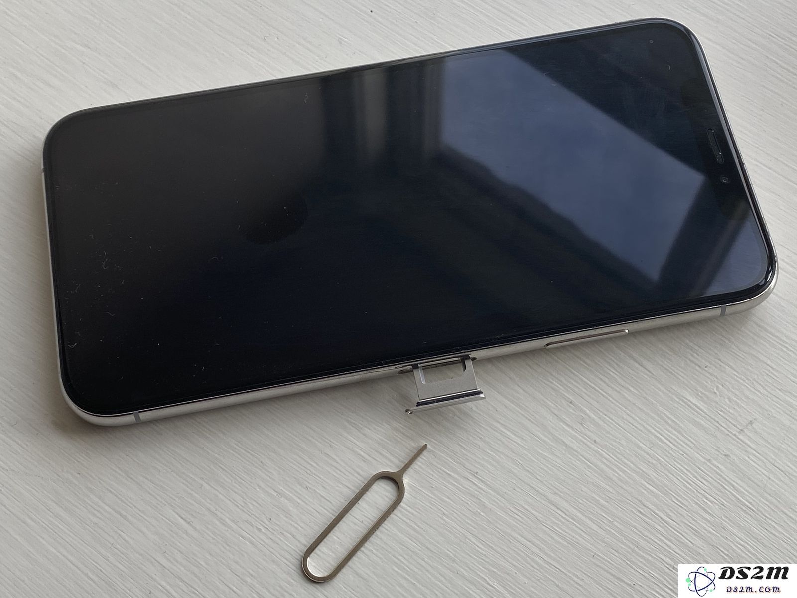 为 iPhone 或 iPad 更换 SIM 卡的步骤和注意事项，插拔过程中需要注意哪些细节才能确保设备安全？