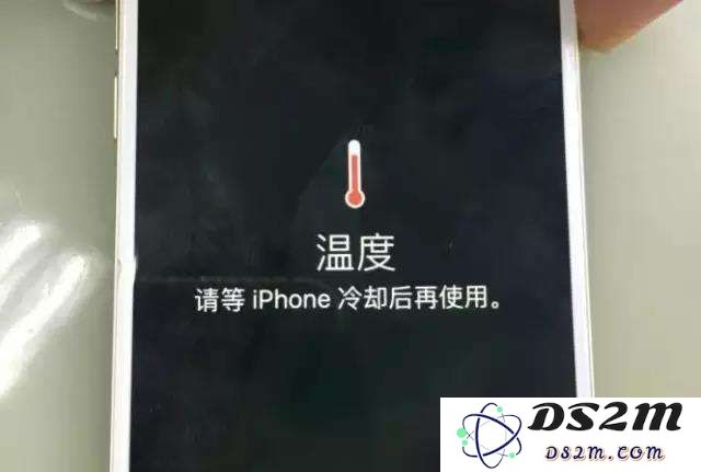 为何在进行长时间的游戏时，iPhone的屏幕会出现变暗现象？