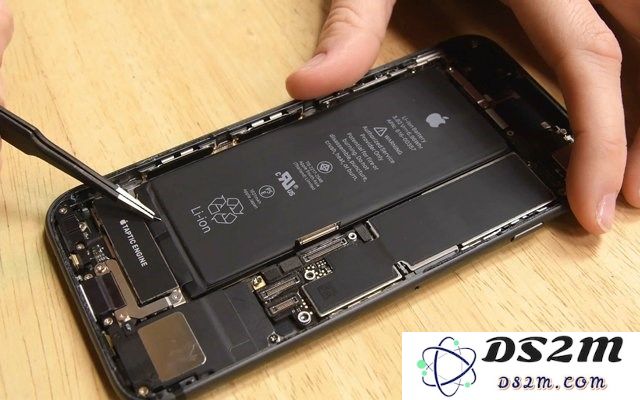 使用iPhone手机时，是否必须更换官方原装电池以确保最佳性能和安全性？