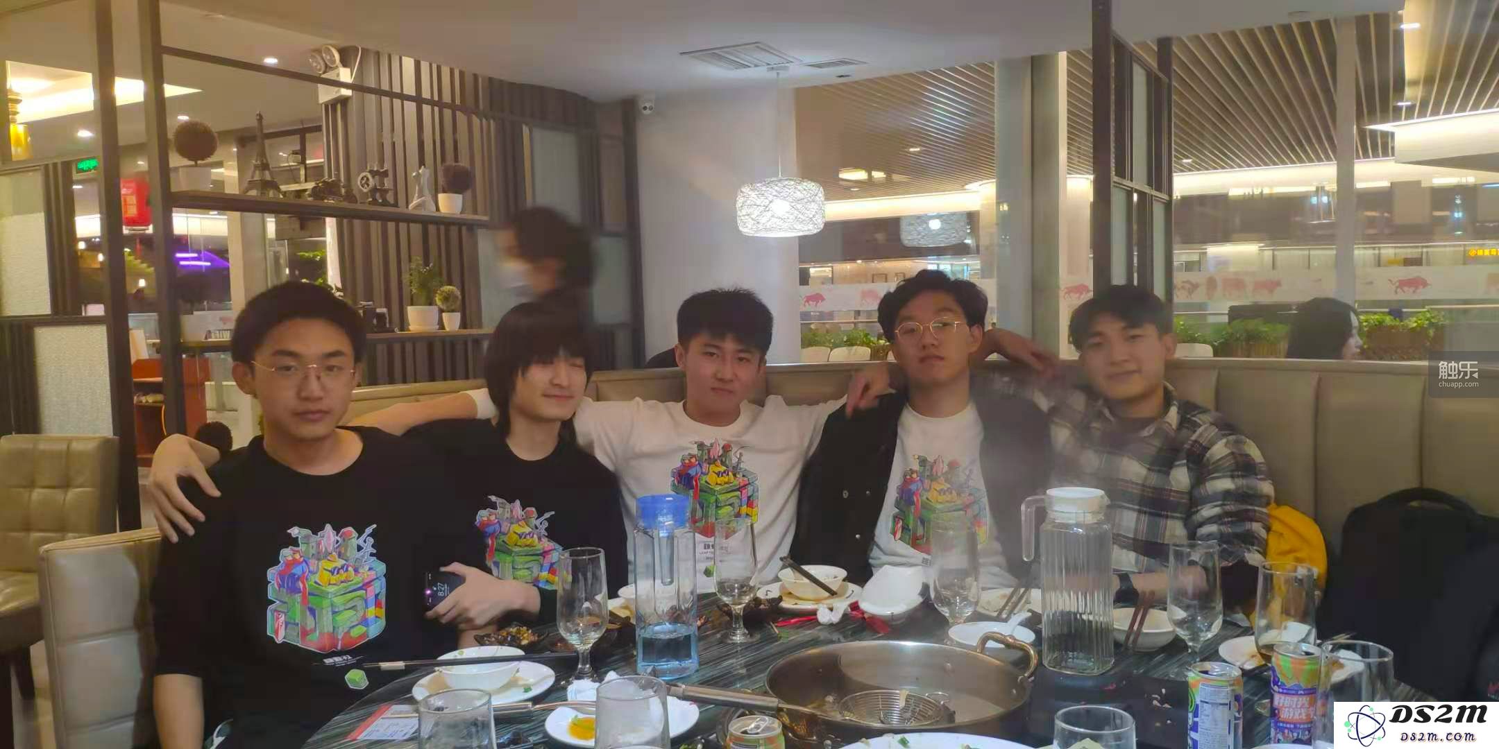 小鸡快点跑，快逃离危险的追捕和捕食者的威胁，保持安全