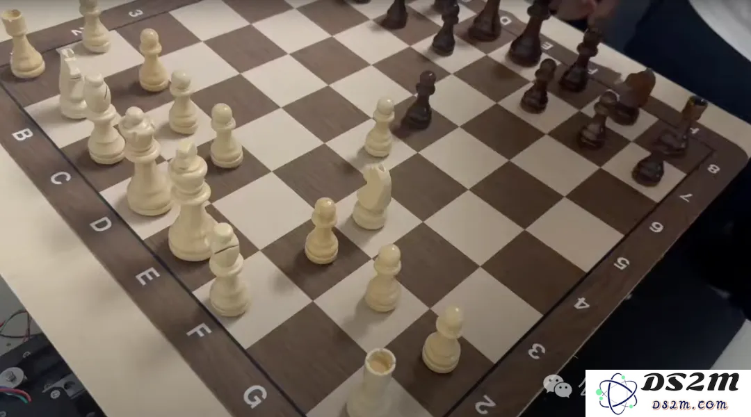 树莓派爆改国际象棋，棋子活了自己动