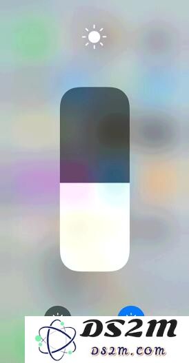 喜欢入睡前玩手机？iPhone 这两个功能很贴心
