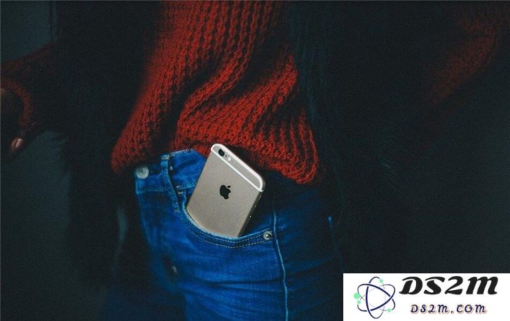 在把iPhone放进口袋时，应该选择充电口朝上还是朝下的放置方式？